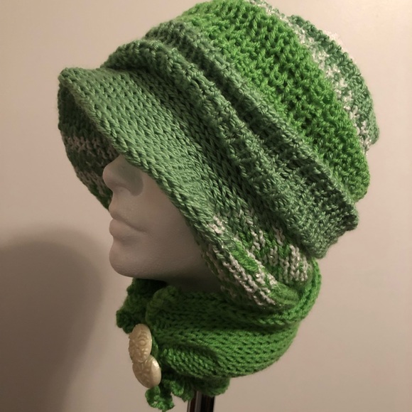 Knitted hats & scarf 🧣. - Picture 6 of 8